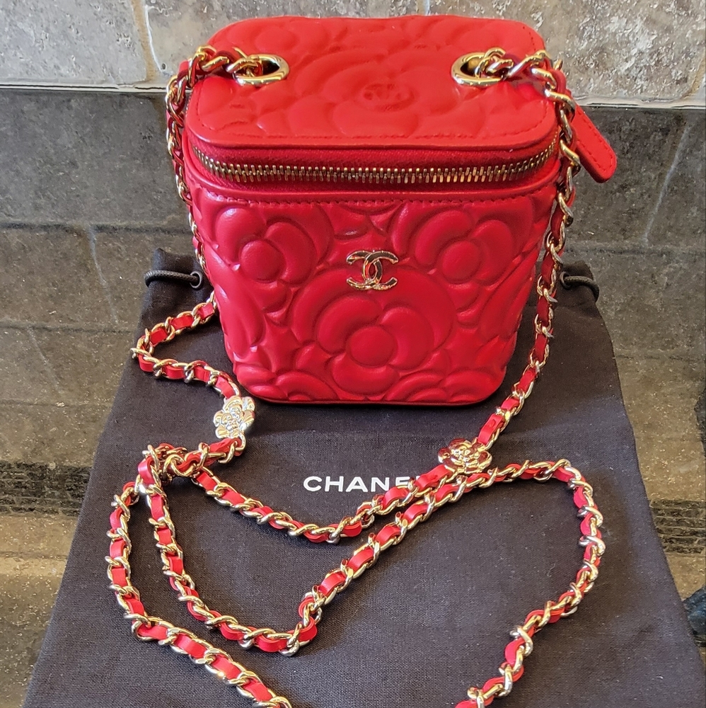 NEW Chanel Camellia Embossed Mini Vanity Case with chain
